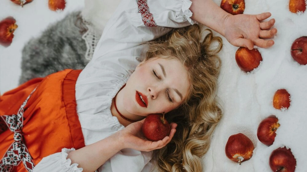 Mujer pensando que la pizza apetece más que una manzana