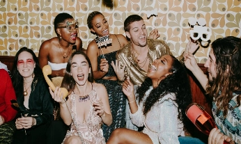 Grupo de amigos celebrando la llegada del año, escena que acompaña consejos para cumplir propósitos de Año Nuevo