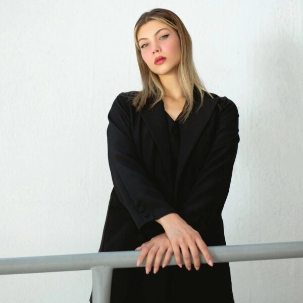 No eres superior al resto. Solo llevas una coraza que te impide sentir y que te sientan. Y eso, lejos de volverte invulnerable, te condena a la soledad. FOTO: Amir Abbaspoor / Pexels..