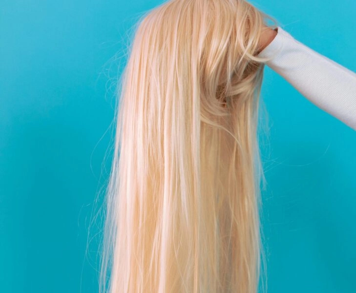 tenir-canas-10-minutos Mujer con una peluca que usa cuando no puede teñir las canas en 10 minutos