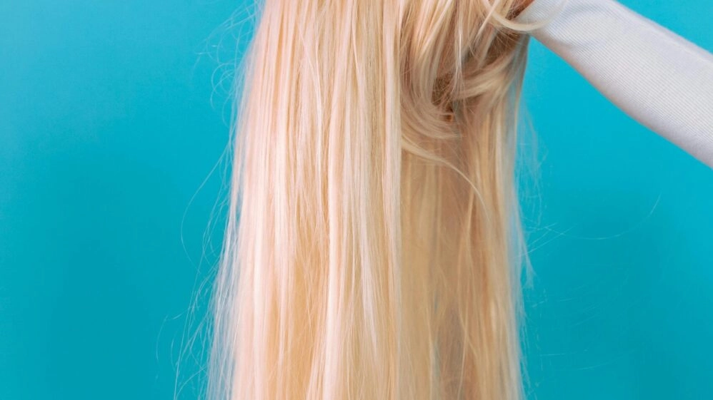 Mujer con una peluca que usa cuando no puede teñir las canas en 10 minutos