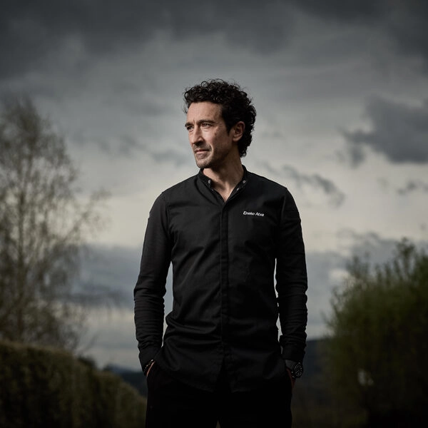 El chef Eneko Atxa con pose intensa. FOTO: D.R.