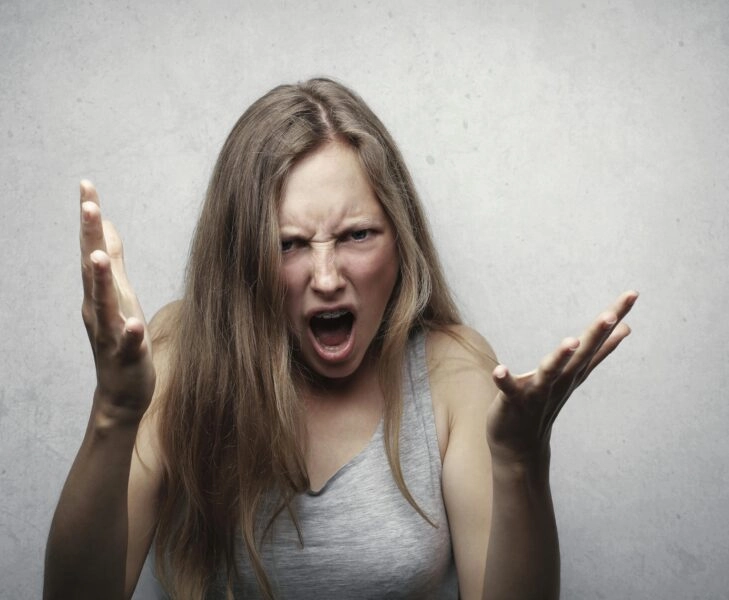 Gritar inteligencia artificial Mujer gritando con gesto de frustración, reflejo de cómo reaccionamos al gritar a una inteligencia artificial cuando no responde como esperamos