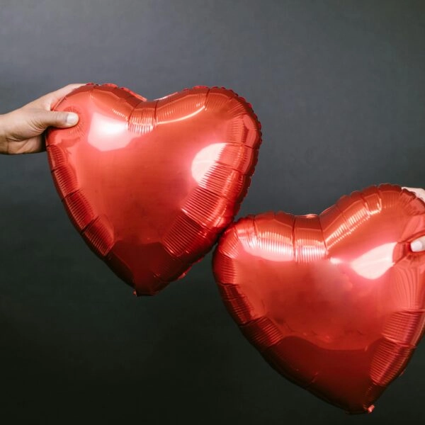 Si todo fuera tan fácil como inflar un globo... Pero a veces para dar un poco de chispa a la vida en pareja hay que coger papel y boli. FOTO: Rdne/Pexels. 