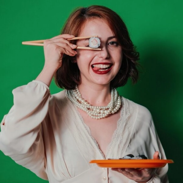 Puesta en escena impecable, colores brillantes, ropa bien elegida... La comida es lo de menos. FOTO: Ahmed/Pexels.