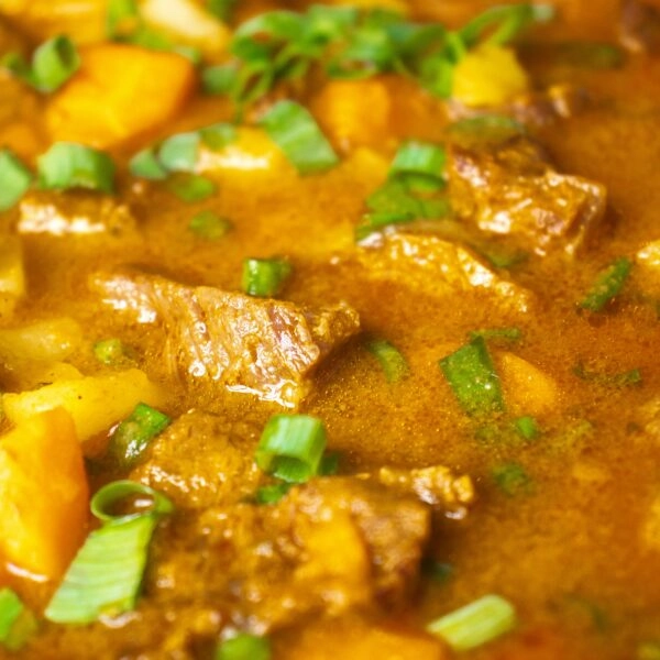 Un guiso de los de siempre, con su patata, su legumbre y su carne a fuego lento. Ni tofu disfrazado ni proteínas imposibles: comida reconocible que sacia, reconforta y, bien planteada, también ayuda a cuidarse. Foto: Pexels