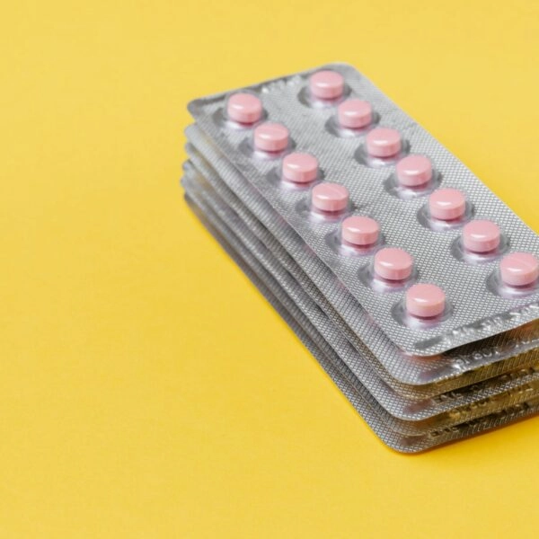 Recortando un poco los bordes de cada envase se reducen toneladas de plástico al año. Mismas pastillas pero en un packaging más sostenible. FOTO: Karola G/Pexels. 