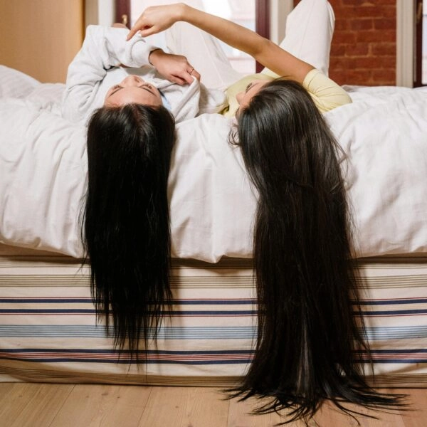 Antes eran cien pasadas frente al tocador; hoy es volumen en la coronilla y brillo sin frizz. El gesto es el mismo. Lo que cambia es la narrativa… y el precio. Foto: Cottonbro / Pexels