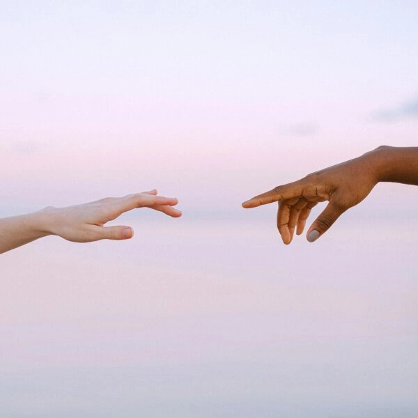 La falta de cariño o un exceso de estrés pueden hacer que te rompas simplemente al sentir una mano amiga sobre tu piel. FOTO: Anna Shvets/Pexels.