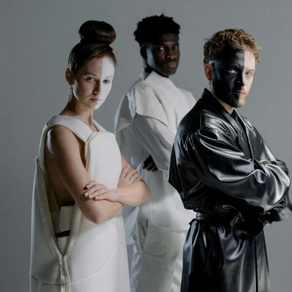 Vamos por la vida viviendo bajo una piel que no es la nuestra y aparentamos lo que no somos. FOTO: Cottonbro/Pexels. 