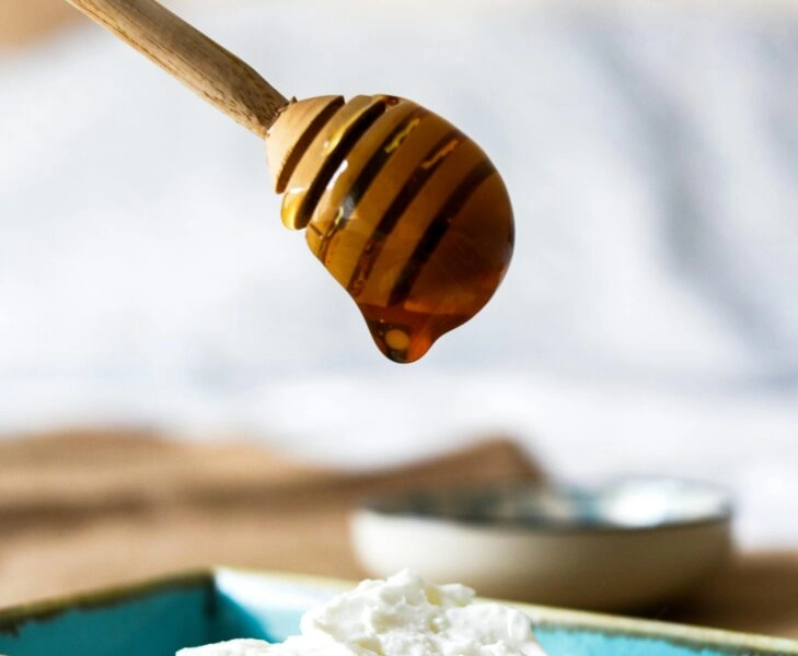 miel-yogur-inflamacion Dispensador de miel sobre un yogur