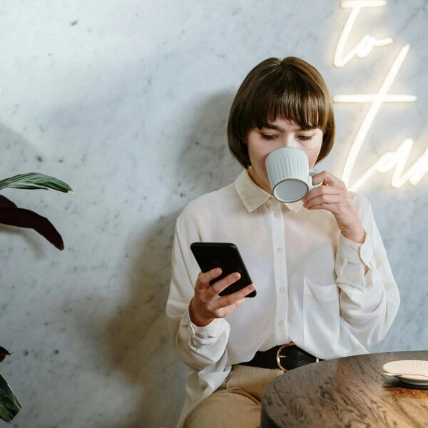 La hiperconectividad que nos permite el móvil empieza a ser un problema. Lejos de quitarnos trabajo, nos acaba dando más cansancio. FOTO: Cottonbro Studio/Pexels. 