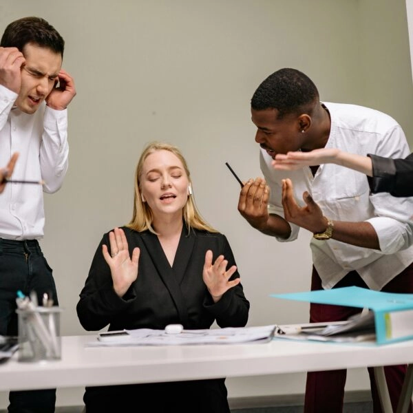 Cuando el estrés aprieta y todo habla a la vez, quizá la respuesta no esté solo en tu agenda: el equilibrio interno también tiene algo que decir. Foto: Yankurov / Pexels