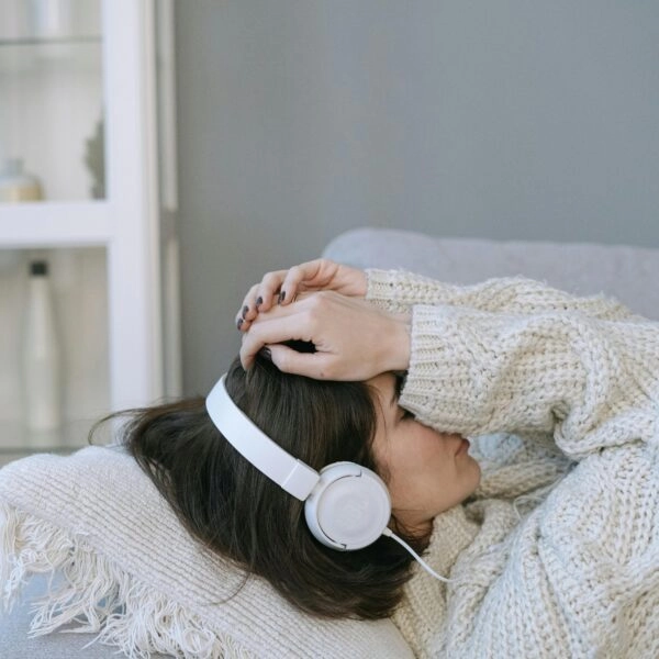 Mujer sufre tinnitus en menopausia