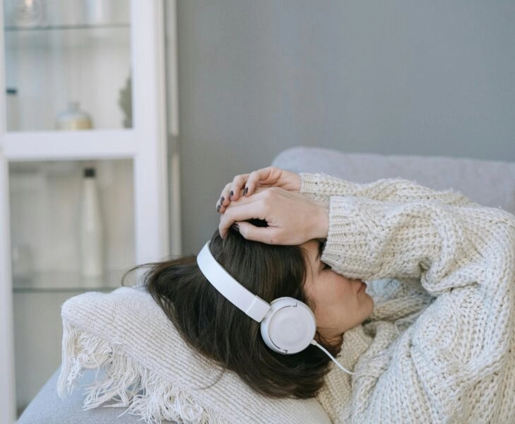 Mujer sufre tinnitus en menopausia