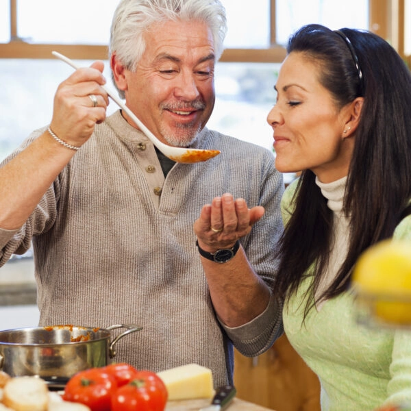 Los hombres también pueden heredar el superpoder de las abuelas y preparar el sofrito casero con su receta. FOTO: Marc Romanelli/Getty. 