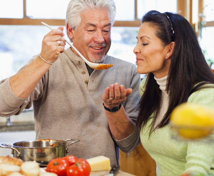 Pareja prueba un sofrito que reduce riesgo de diabetes tipo 2