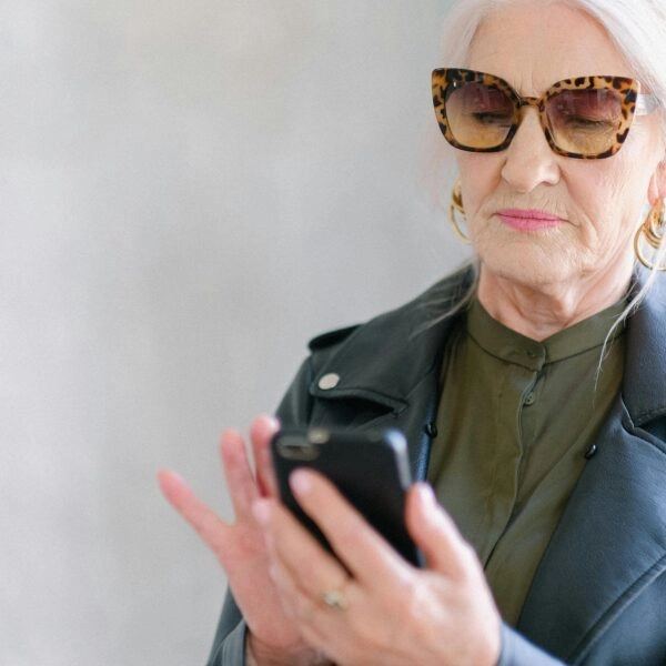 Esas notas de voz de hace años que pasas de móvil a móvil, ¿realmente te hacen falta? FOTO: Shvets/Pexels.