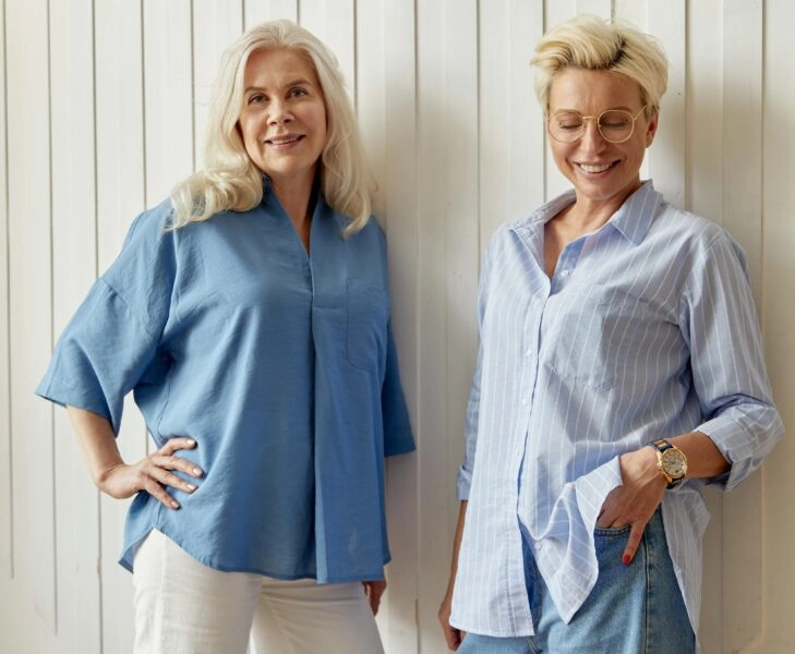 Dos mujeres hablan de terapia hormonal en la menopausia