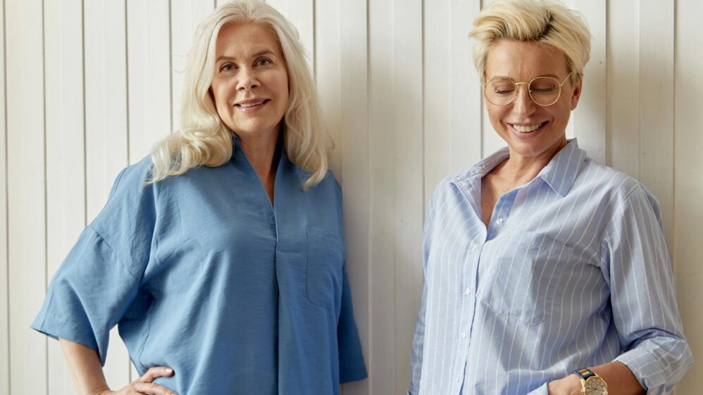 Dos mujeres hablan de terapia hormonal en la menopausia