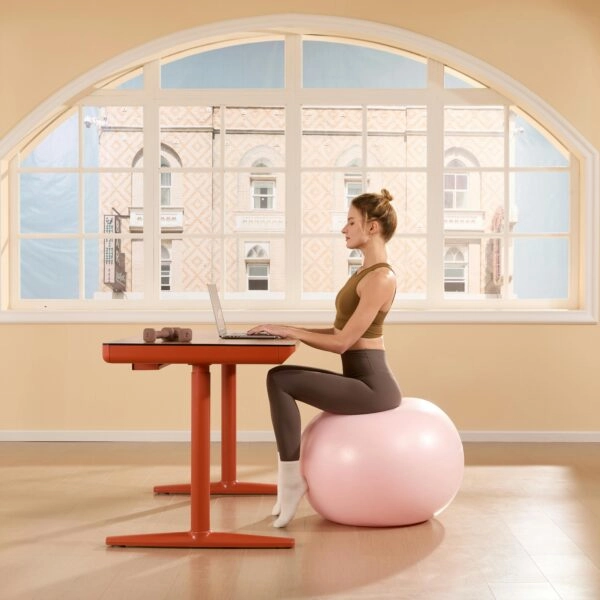 Inspira profundo, activa el core y ve terminando ese informe que te ha pedido tu jefa. FOTO: Maidesite/Pexels. 