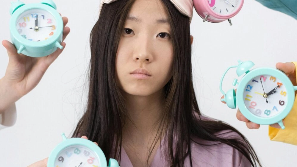 Mujer obsesionada por hacer cosas siempre a la misma hora