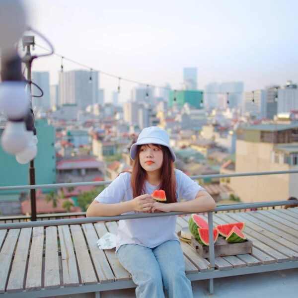 Una microdesconexión a mitad de la jornada, salir a tomar el aire o solo dejar que te de el sol, ayuda a salir del bloqueo creativo. Incluso evita discutir con ese compañero que empieza a poner las cosas difíciles. Es hackear al cerebro para retomar la actividad con calma. FOTO: Hson/Pexels. 