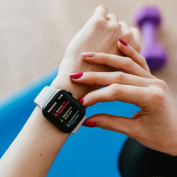 Los resultados de un entrenamiento se miden en kilómetros, en repeticiones o en el peso que puedes levantar, no en calorías. FOTO: Karola G/Pexels. 