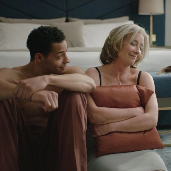 A veces solo basta con introducir novedades en tu sexualidad: nuevos juegos, nuevas ideas y, si se da el caso, nueva pareja. Fotograma de Good luck to you, Leo Grande (Netflix). 