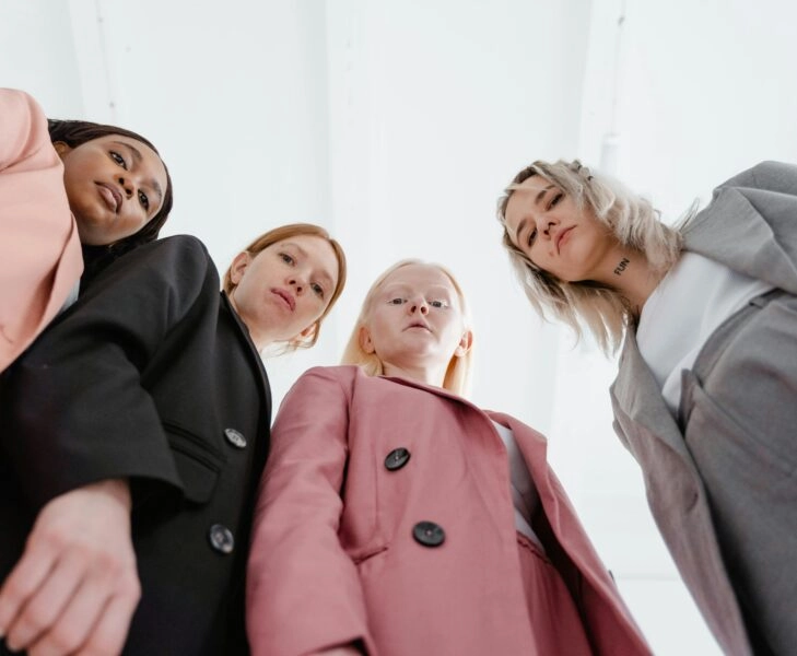 Mujeres seguras de sí mismas y con capacidad de autoliderazgo