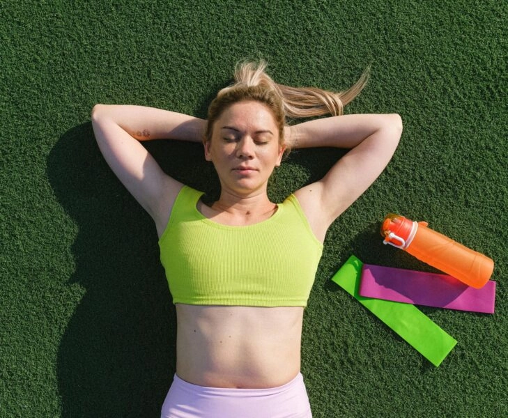 Mujer después de entrenar piensa en la proporción de proteínas y carbohidratos post entreno