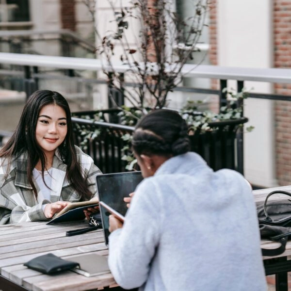 Un café, un sitio bonito, tu amiga del alma y a adelantar trabajo como un martes cualquiera. FOTO:: Charlotte May/Pexels. 