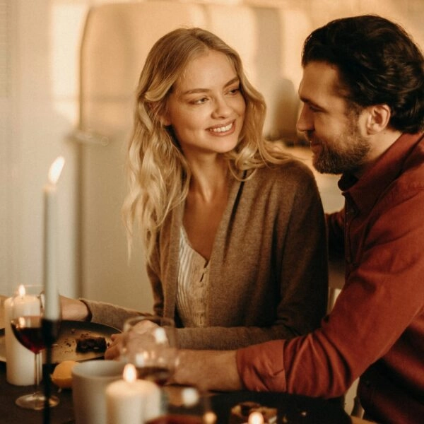 A veces no es tanta la necesidad de una aventura de alto voltaje, ni las ganas de cuernos por despecho. Es solo  saber que aún 'sigues en el mercado'. FOTO: Cottonbro/Pexels. 