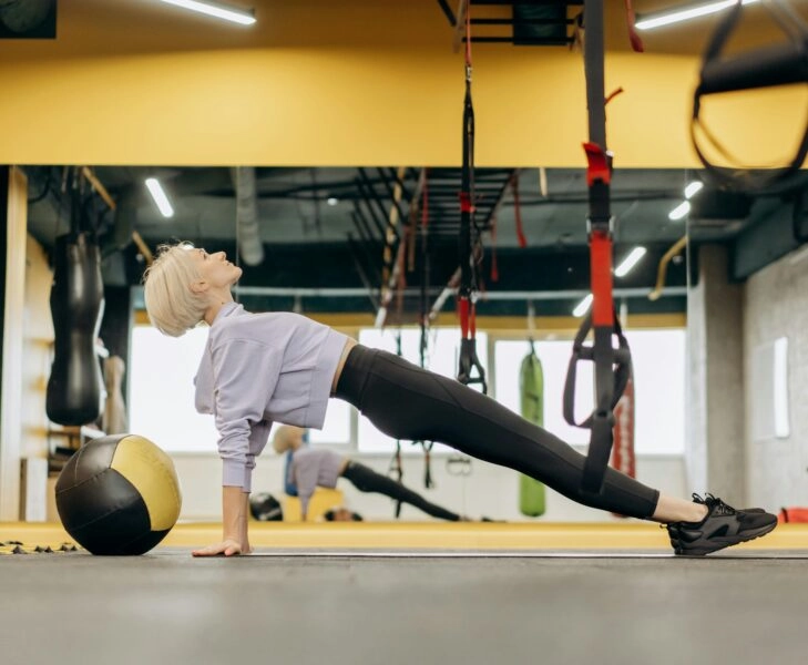 respirar-bien-respirar-espalda Mujer intenta respirar bien al entrenar para proteger su espalda y suelo pélvico