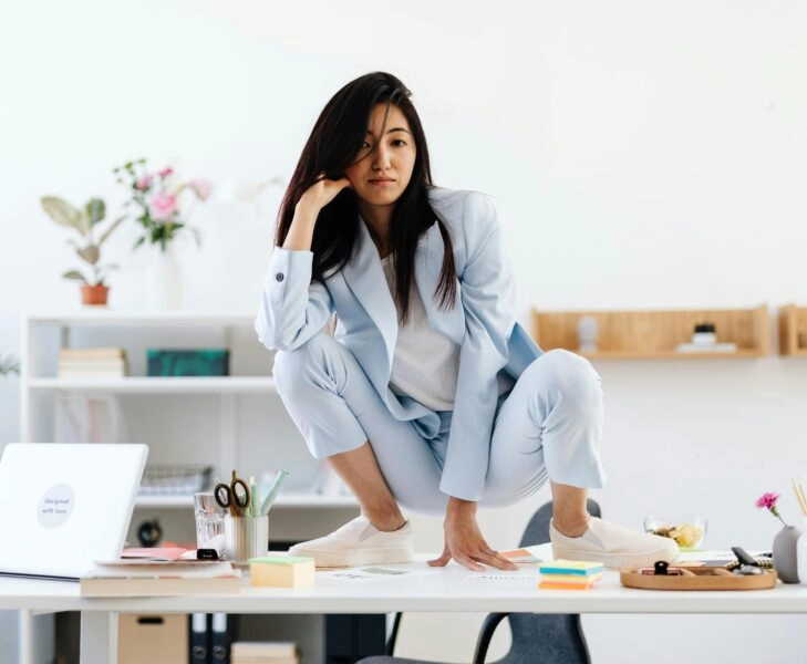 Evitar el sedentarismo activo: hacer sentadillas en la oficina