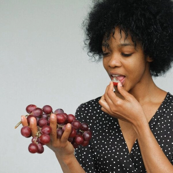 Antes de recurrir a los suplementos conviene revisar si podemos obtenerlos con la dieta. Una pista: la fruta es rica en fibra. FOTO: Anna Shvets/Pexels. 