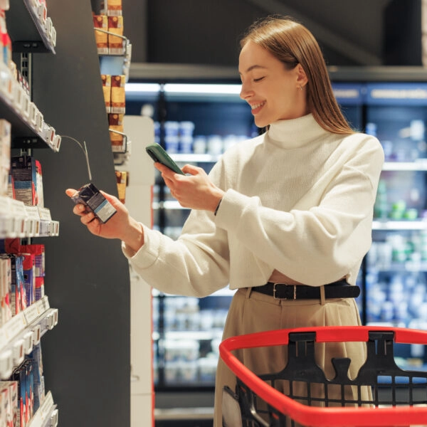 El móvil se ha convertido en un aliado imprescindible para hacer la compra. Unas veces, para leer los QR. Y otras muchas, para ampliar el tamaño de unas letras liliputienses de la etiqueta de información nutricional de los alimentos. FOTO: Riska/Getty. 
