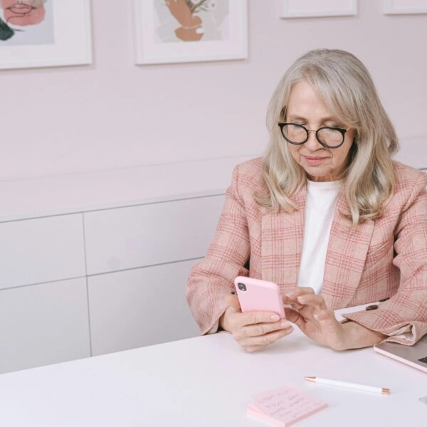 Ella, enamorada. Él, viendo cómo la despluma sin miramientos. Una triste historia donde lo único de color de rosa es el escenario. FOTO: Ivan S/Pexels. 