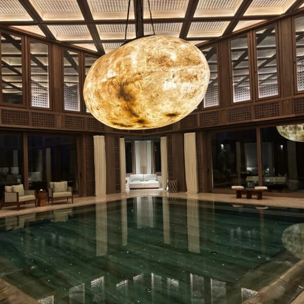 Una luna gigante ilumina  la piscina interior del spa del Royal Mansour Tamuda Bay al anochecer. FOTO: Salomé García Gómez.
