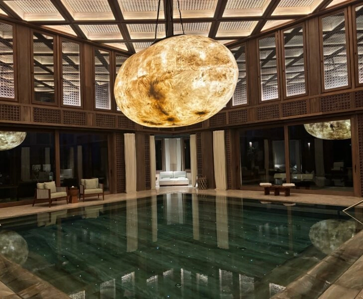 Piscina interior del Longevidad Royal Mansour Tamuda Bay incluida en el programa de longevidad