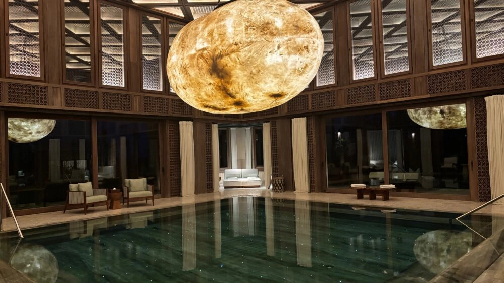 Piscina interior del Longevidad Royal Mansour Tamuda Bay incluida en el programa de longevidad