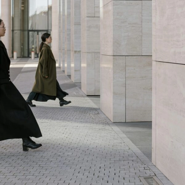 Las personas longevas no pasean al buen trantrán. Lo hacen a paso ligero y eso les regala años de vida. FOTO: Cottonbro/Pexels