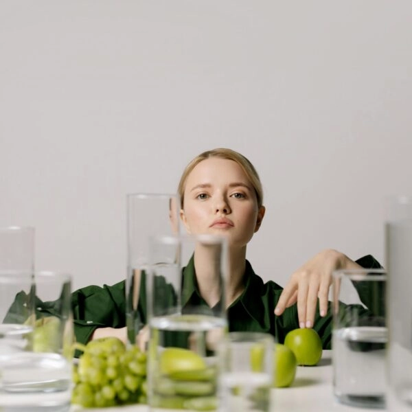 Llevar una dieta saludable no puede quedarse en elegir alimentos bonitos y engamados para que quede bien en Instagram. La alimentación no son solo likes. Es cosa de tiempo, presupuesto y con quién compartes mesa. FOTO: Cottonbro/Pexels.