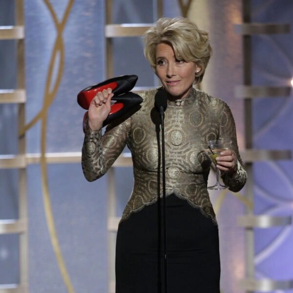 Emma Thompson nos representa a todas cuando los tacones nos están destrozando los pies. FOTO: Paul Drinkwater/Getty.