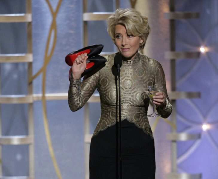 Emma Thompson tacones Globos de Oro Emma Thompson con los tacones en la mano en los Globos de Oro