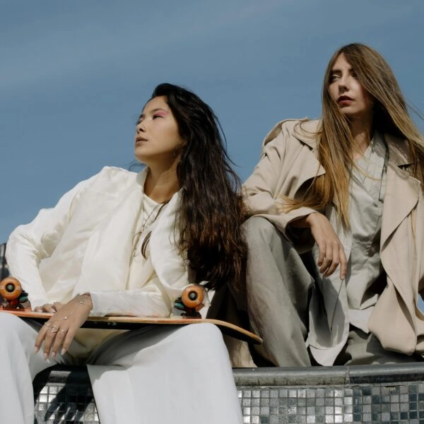 La salud capilar no va a mejorar por dejarnos medio sueldo en productos de cuidado. La clave está en aplicar solo los que realmente necesita nuestra melena. FOTO: Cottonbro/Pexels. 