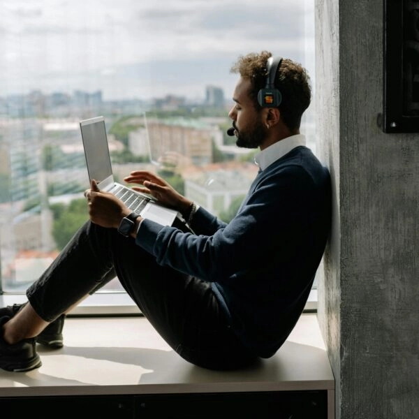 Es la cuarta call del día y ya no sabes ni dónde ponerte de puro aburrimiento. FOTO: Yankrukov/Pexels. 