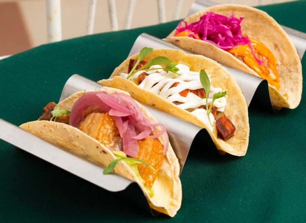 Tacos de cocina Mexiterránea diseñados por el chef José Carlos García, para el restaurante Escondido Rooftop. FOTO: D.R.