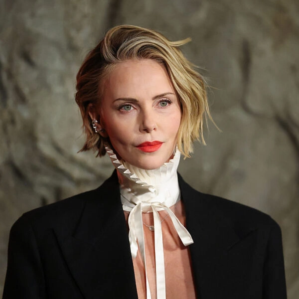 Vivimos en una sociedad que lleva mal las conversaciones sin paños calientes. Bien lo sabe Charlize Theron que prefiere ser directa aunque la tomen por una arpía sin sentimientos. FOTO:  Mike Coppola/WireImage/Getty. 