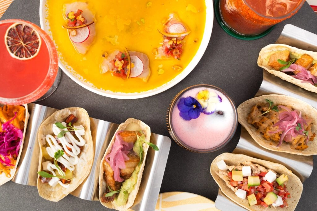 Los coloridos, ligeros y deliciosos platos de cocina Mexiterránea creados por el chef galardonado con una estrella Michelin, José Carlos García, para el restaurante Escondido Rooftop, del hotel Kimpton Los Monteros, en Marbella.